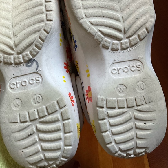 Crocs Pride Daisy Floral Platform Clogs - Picture 6 of 9